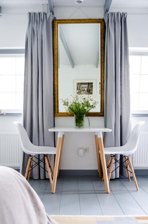 Bed and Breakfast Den Dongen (zeker een aanrader). 
(fam. Dingemans)
Grenen planken 195mm A.  
Behandeld 2x met floorpaint grijs van Woca.